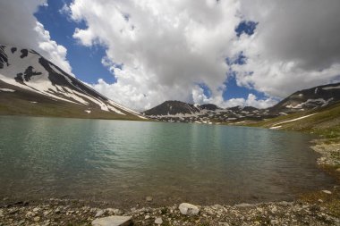 Truso, Georgia 'daki Khelistsadi Gölü. dağ gölü manzarası