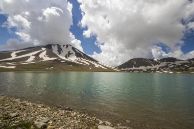 Truso, Georgia 'daki Khelistsadi Gölü. dağ gölü manzarası