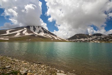 Truso, Georgia 'daki Khelistsadi Gölü. dağ gölü manzarası