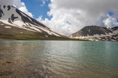 Truso, Georgia 'daki Khelistsadi Gölü. dağ gölü manzarası