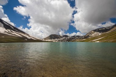 Truso, Georgia 'daki Khelistsadi Gölü. dağ gölü manzarası