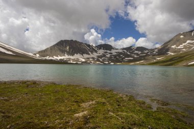 Truso, Georgia 'daki Khelistsadi Gölü. dağ gölü manzarası