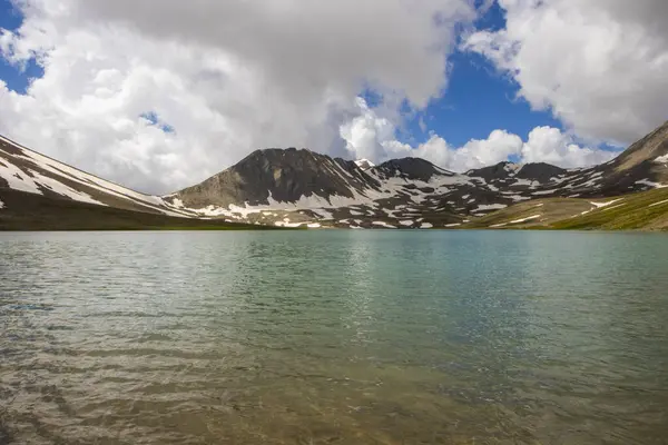 Truso, Georgia 'daki Khelistsadi Gölü. dağ gölü manzarası