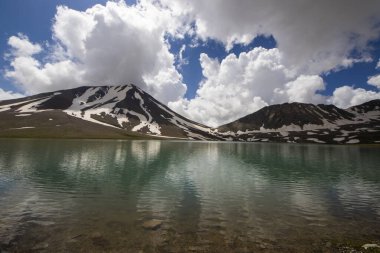Truso, Georgia 'daki Khelistsadi Gölü. dağ gölü manzarası