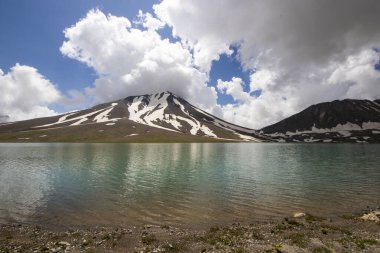 Truso, Georgia 'daki Khelistsadi Gölü. dağ gölü manzarası