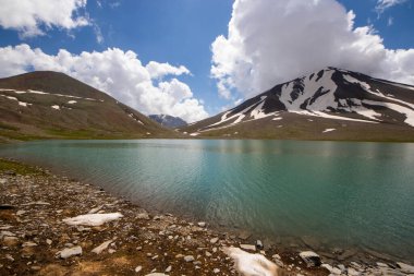 Truso, Georgia 'daki Khelistsadi Gölü. dağ gölü manzarası