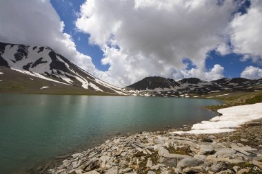 Truso, Georgia 'daki Khelistsadi Gölü. dağ gölü manzarası