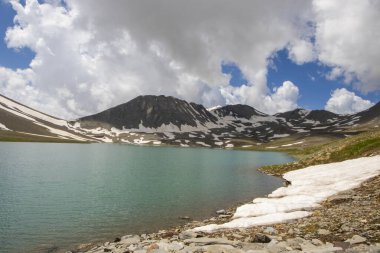 Truso, Georgia 'daki Khelistsadi Gölü. dağ gölü manzarası