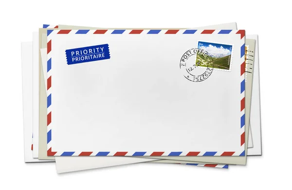 手紙のためのホワイトペーパー封筒のスタック スタンプ付きのフロントサイド — ストック写真
