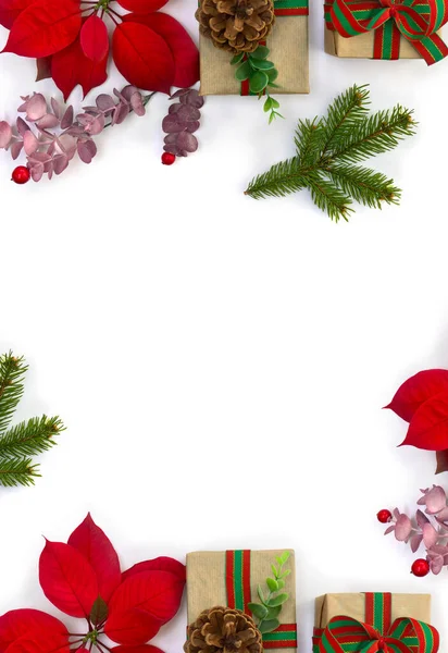 Świąteczne Dekoracje Ramka Pudełka Prezentów Czerwone Kwiaty Poinsettii Gałąź Choinki — Zdjęcie stockowe