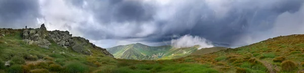 Thunderstorm Dark Clouds Mountain Landscape Panorama Mount Gutyn Tomnatyk Glacial — Stock Photo, Image
