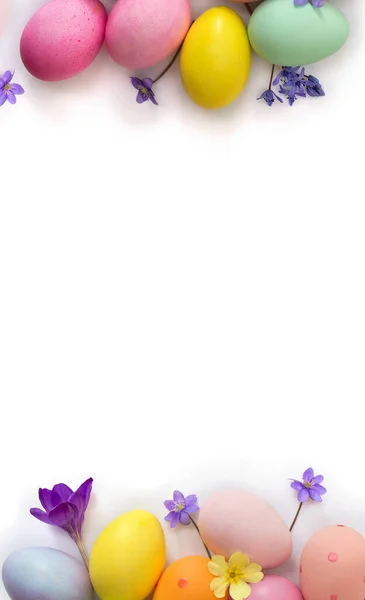 Пасхальное Украшение Пасхальные Яйца Голубые Цветы Печени Фиолетовые Крокусы Желтые — стоковое фото