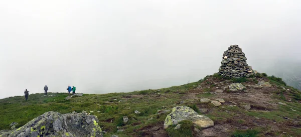 Πεζοπόροι Κατάγονται Από Όρος Γκούτιν Τομνάτικ Καρπάθια Βουνά Στην Ομίχλη — Φωτογραφία Αρχείου