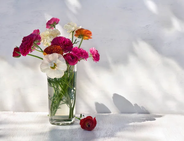 Цветы Розовые Белые Лютики Стеклянной Вазе Белом Деревянном Столе Светлом — стоковое фото