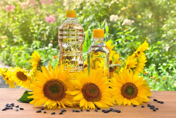 Flaschen Sonnenblumenöl Mit Blumen Und Sonnenblumenkernen Auf Holztisch Auf Natürlichem — Stockfoto