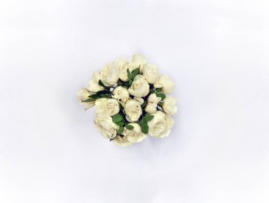 Hafif arka planda beyaz çiçek buketi güller ve metin için yer. Üst manzara, düz uzanma