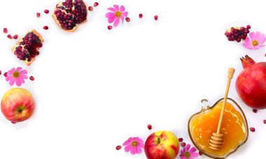 Cam kasede bal, kırmızı elmalar, pembe çiçekler, yakut yaprakları, beyaz bir zemin üzerinde ahşap bal kaplaması ve yazı için boşluk. Üst manzara, düz uzanma