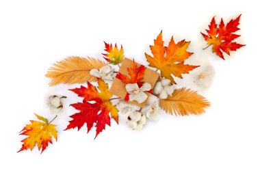 Sonbahar akçaağaç yaprakları, altın sarısı palmiye ağaçları, pamuk çiçekleri, beyaz arka planda beyaz arkaplan üzerinde yazı için yeri olan hediye kutuları. Üst manzara, düz uzanma