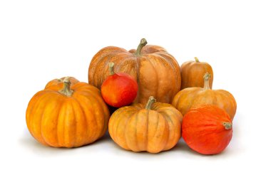 Taze hindistan cevizi kabakları ve kırmızı balkabağı (hokkaido) beyaz arkaplanda metin için boşluk