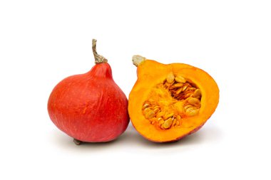 Beyaz arkaplanda taze çiğ meyve kırmızı balkabağı (hokkaido)