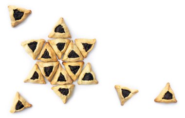 Haşhaş tohumlu (hamantasch veya insan kulaklı) üçgen kurabiyeler beyaz bir arka planda Yahudi bayramında püre kutlaması ve metin için boşluk. Üst manzara, düz uzanma