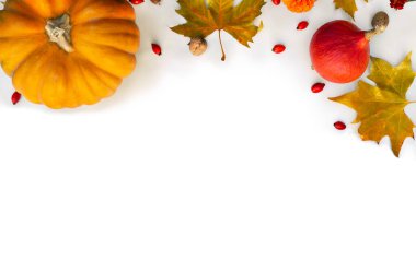 Balkabağı, meşe palamudu, kırmızı çilek, elma ve sonbahar renkli akçaağaç