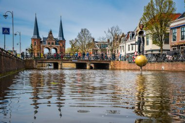 Sneek limanındaki ünlü Waterpoort Kapısı önünde heykel olan Fortunas Fountain, Friesland, Hollanda.