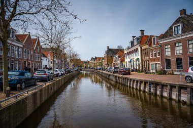 Hollanda, Harlingen Noorderhaven limanındaki evlerin tarihi cepheleri