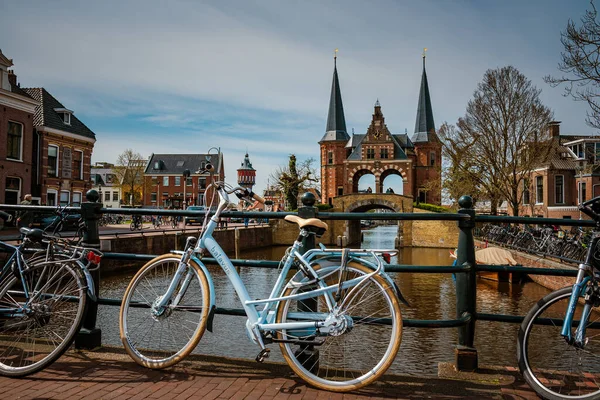Sneek limanındaki ünlü Waterpoort kapısı ön planda tipik bir ulaşım aracıyla (bisiklet), Friesland, Hollanda.