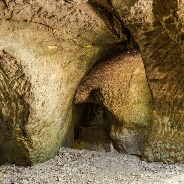 Ünlü 2. Issız Mağaralar (Pust kostely II), Velenice 'den Svitavy' ye, Çek Cumhuriyeti 'ne giden yolun hemen yanında daha küçük yapay bir yeraltı alanı vardır.