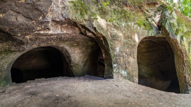 Ünlü 2. Issız Mağaralar (Pust kostely II), Velenice 'den Svitavy' ye, Çek Cumhuriyeti 'ne giden yolun hemen yanında daha küçük yapay bir yeraltı alanı vardır.