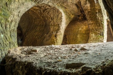 Ünlü 2. Issız Mağaralar (Pust kostely II), Velenice 'den Svitavy' ye, Çek Cumhuriyeti 'ne giden yolun hemen yanında daha küçük yapay bir yeraltı alanı vardır.