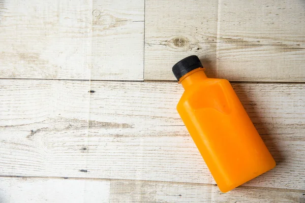 Agua Potable Una Botella Con Madera Frutas Naranjas — Foto de Stock