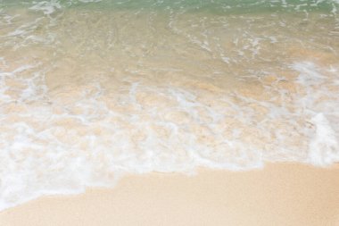 Kumsalda deniz dalgaları kabarcıkları