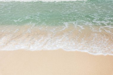 Kumsalda deniz dalgaları kabarcıkları