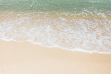 Kumsalda deniz dalgaları kabarcıkları