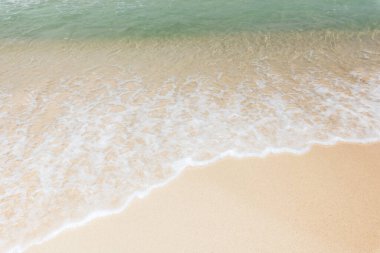 Kumsalda deniz dalgaları kabarcıkları