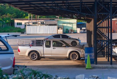 NONTHABURI, THAILAND-13 2023 Araba Fotoğrafları Yolu No. 345, Pathum Thani postası- Nonthaburi şehir merkezinden yaklaşık 15 kilometre uzakta, Pathum Thani posta.