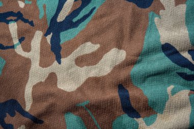 Askeri kamuflaj bez desen desen desen, güzel bir kumaş arkaplan resmi üzerinde değişik renkler.
