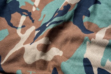 Askeri kamuflaj bez desen desen desen, güzel bir kumaş arkaplan resmi üzerinde değişik renkler.