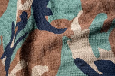 Askeri kamuflaj bez desen desen desen, güzel bir kumaş arkaplan resmi üzerinde değişik renkler.