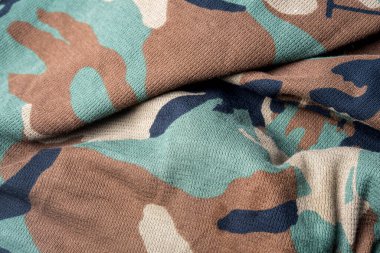 Askeri kamuflaj bez desen desen desen, güzel bir kumaş arkaplan resmi üzerinde değişik renkler.