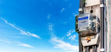 Elektrik sayacı, doğanın doğal enerjisi için tahtadan direklere yapılan enerji harcamaları için birim hesaplama için gönderi gönderiyor