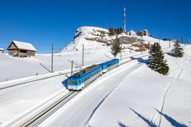 Mavi Rigibahn treni kış mevsiminde Goldau 'ya giderken Rigi Dağı' ndan inerken görüldü..