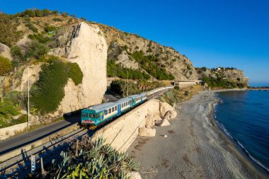 İtalyan Demiryolları bölgesel treni Calabrian kıyı şeridinde.