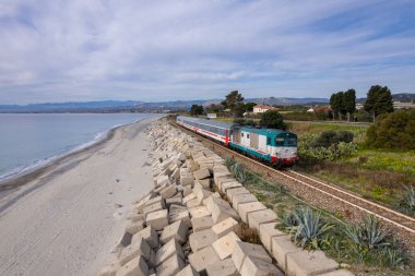 Reggio Di Calabria Centrale 'den Taranto' ya IC 564 ile D445.