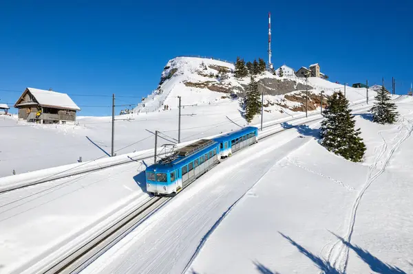 Mavi Rigibahn treni kış mevsiminde Goldau 'ya giderken Rigi Dağı' ndan inerken görüldü..
