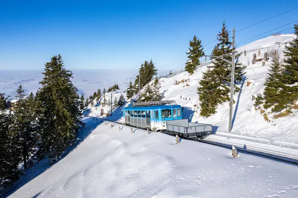 Kış boyunca Rigi Dağı 'nın tepesinde Bhe 44 tipi mavi bir tren görüldü..