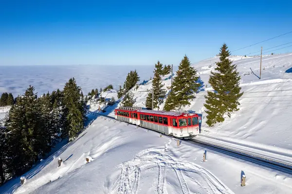 Kış boyunca Rigi Dağı 'nın tepesinde Bhe 44 tipi kırmızı bir tren görüldü..