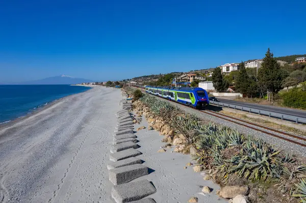 Güney Calabria, İtalya 'da bölgesel tren servisi..